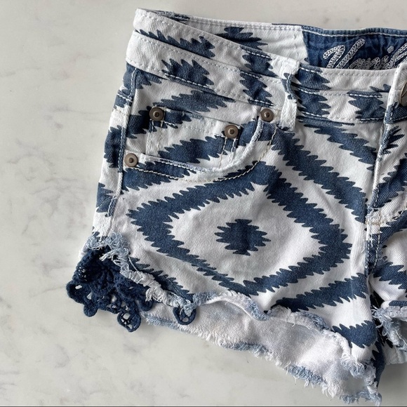 Vanilla Star Motif Prints Denim Shorts - Picture 2 of 4